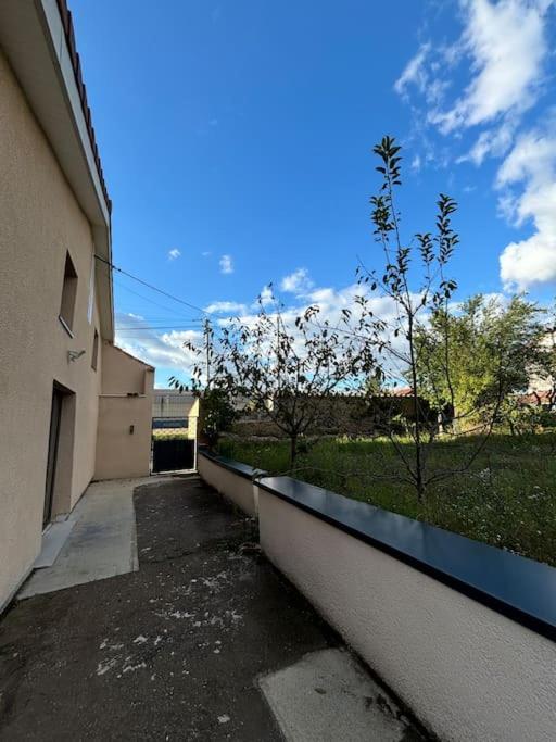 Charmante Maison Renovee Centre-Ville Balbigny Екстериор снимка