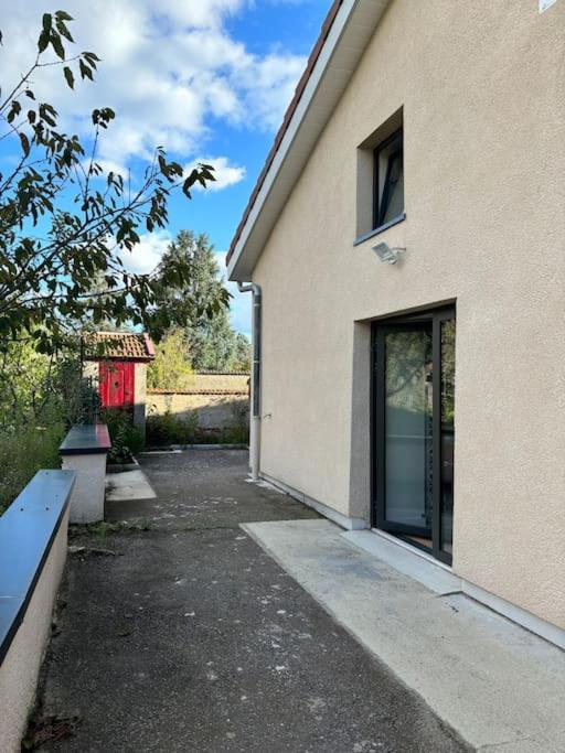 Charmante Maison Renovee Centre-Ville Balbigny Екстериор снимка